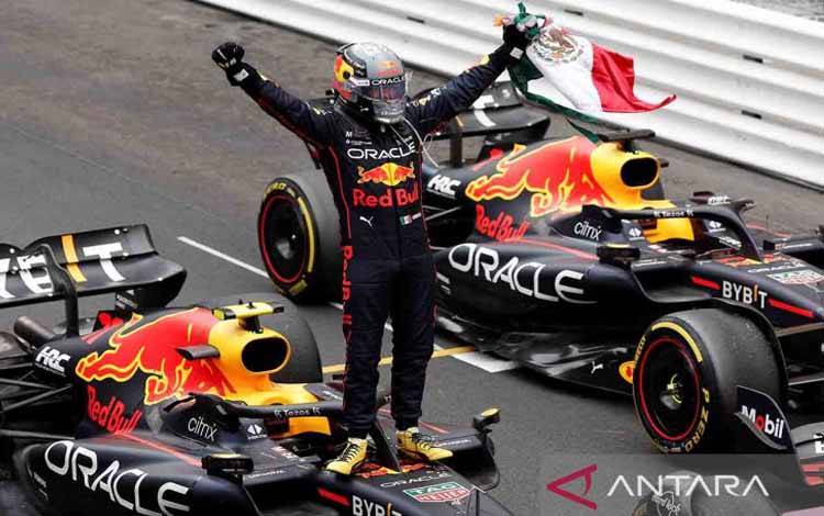 Pebalap Red Bull Sergio Perez berselebrasi usai memenangi balapan F1 GP Monako di Circuit de Monaco, Monte Carlo, Monako, Senin (30/5/2022). Kemenangan tersebut merupakan kemenangan pertama Perez musim ini
