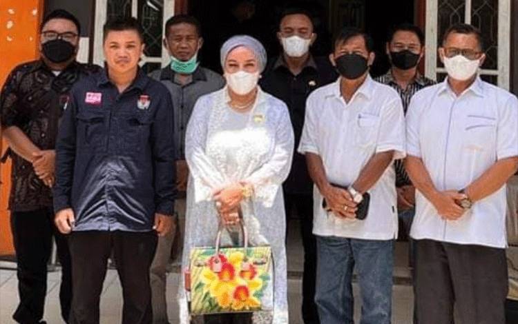Anggota DPRD Kalteng, Henry (dua dari kanan) saat melaksanakan kunjungan kerja bersama Wakil ketua III DPRD Kalteng