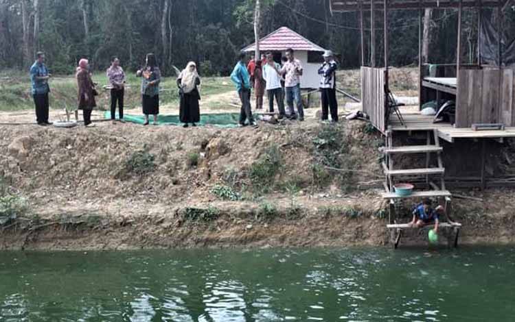 Pihak IPB Bogor bersama Kepala Disnakertrans Katingan Hariawan dan Camat Kamipang Ade Irwan meninjau kolam di Baun Bango