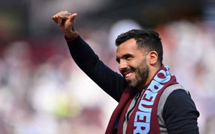 Dalam foto arsip yang diambil pada 17 April 2022 ini Carlos Tevez melakukan salam kehormatan sebelum pertandingan sepak bola Liga Premier Inggris antara West Ham United dan Burnley di Stadion London, di London. Striker Argentina berusia 38 tahun itu mengumumkan pensiun pada 4 Juni 2022, setahun setelah meninggalkan Boca Juniors