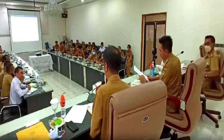 Bupati Nadalsyah didampingi Wakil Bupati Sugianto Panala Putra dan Sekda Muhlis saat memimpin rapat persiapan Hari Jadi Kabupaten Barito Utara yang jatuh pada 29 Juni 2022