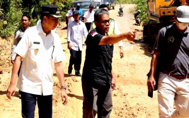 Bupati Barito Utara Nadalsyah didampingi Kepala Dinas PUPR M Iman Topik dan Kabid Bina Marga meninjau perbaikan Jalan Simpang Jamut menuju Datan di Kecamatan Teweh Timur