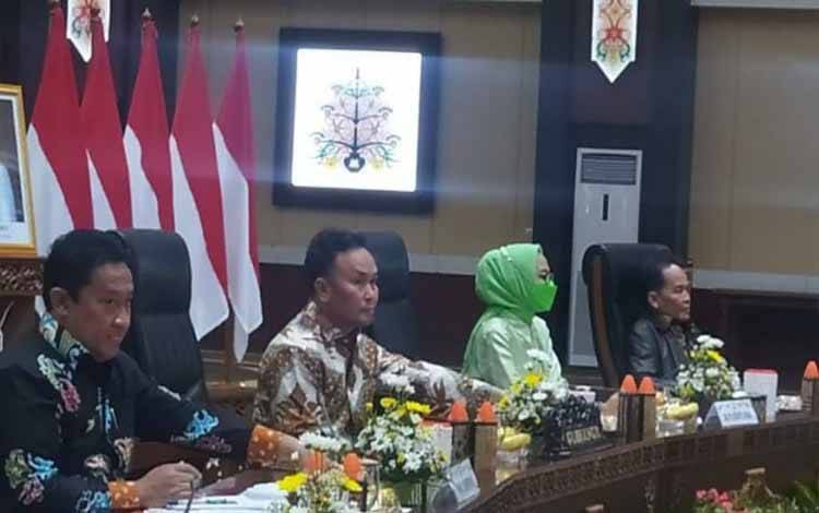 Gubernur Kalimantan Tengah Sugianto Sabran (tengah) saat memimpin rapat persiapan kejuaraan dunia sepeda atau UCI MTB Eliminator World Cup 2022