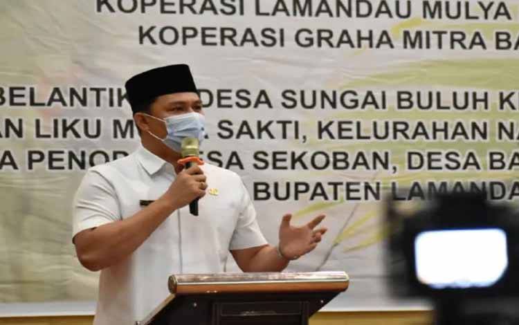 Bupati Lamandau, Hendra Lesmana memberikan arahan dalam acara kesepakatan antara pihak dunia usaha dan desa untuk membangun kerjasama berbentuk koperasi