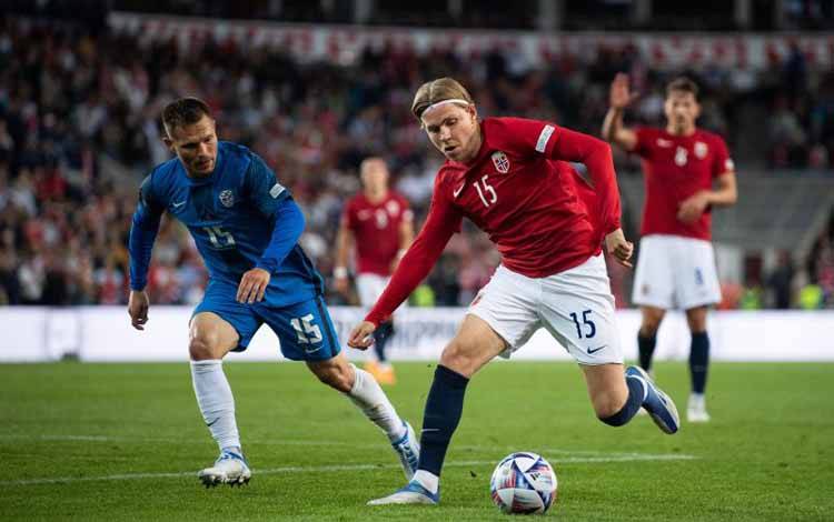 Pemain Norwegia Jens Petter Hauge membawa bola dalam pertandingan UEFA Nations League antara Norwegia dan Slovenia di Oslo, Norwegia, Kamis 9 Juni 2022