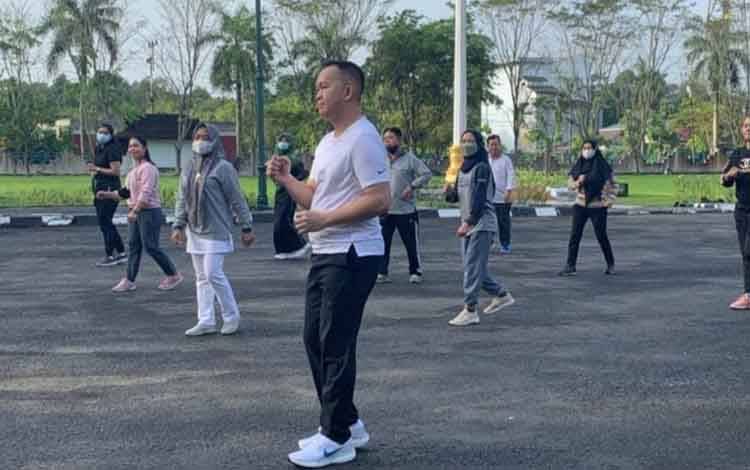 Sekda Kapuas Septedy saat mengikuti kegiatan senam bersama, bertempat di halaman kantor Bupati Kapuas, Jumat, 10 Juni 2022.