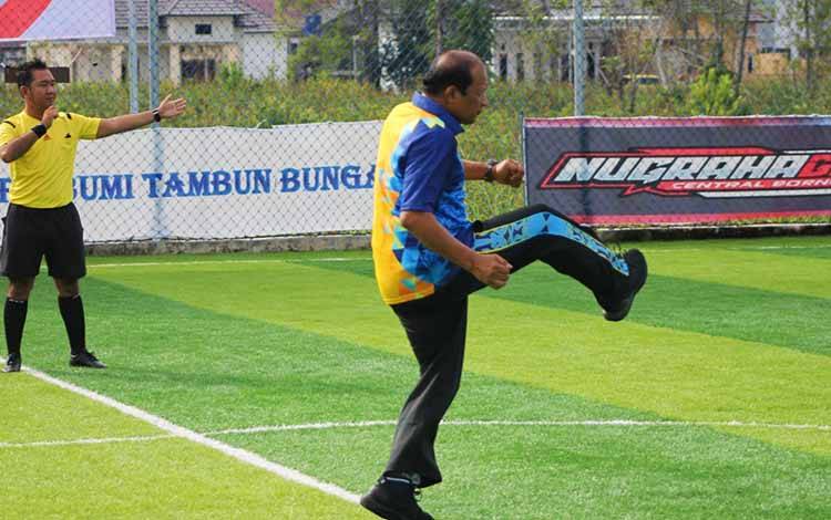 Kapolda Kalteng Irjen Pol Nanang Avianto melakukan tendangan pertama tanda dimulainya turnamen sepak bola mini soccer.