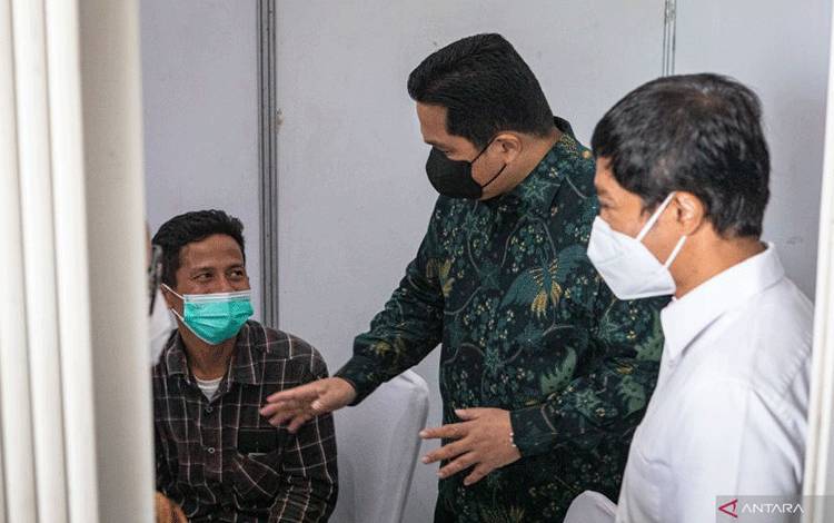 Menteri BUMN Erick Thohir (tengah) didampingi Wakil Menteri Kesehatan Dante Saksono Harbuwono (kanan) berbincang dengan relawan uji klinis vaksin saat meninjau Uji Klinis Fase 3 Vaksin COVID-19 BUMN di Semarang, Jawa Tengah, Kamis (9/6/2022). (ANTARA FOTO/AJI STYAWAN)