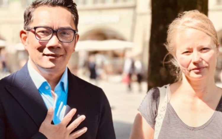 Gubernur Jawa Barat M Ridwan Kamil berfoto dengan seorang guru sekolah dasar di Swiss, bernama Geraldine Beldi. Geraldine ialah sosok menemukan jasad putra bungsunya, Eril ketika ia tengah berjalan pagi menuju tempat mengajarnya. (ANTARA/Instagram @ridwankamil)