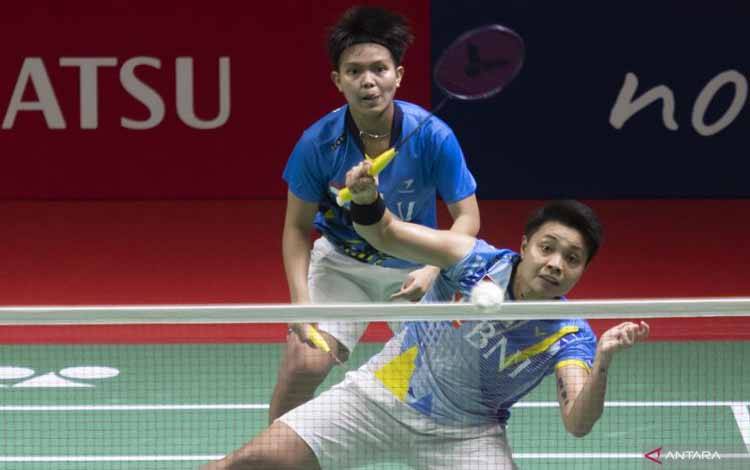 Pebulu tangkis ganda putri Indonesia Apriyani Rahayu (kanan) dan Siti Fadia Silva Ramadhanti (kiri) mengembalikan kok ke pebulu tangkis ganda putri Malaysia Tan Pearly dan Thinaah Muralitharan pada babak semi final Daihatsu Indonesia Masters 2022 di Istora Senayan, Jakarta, Sabtu (11/6/2022).