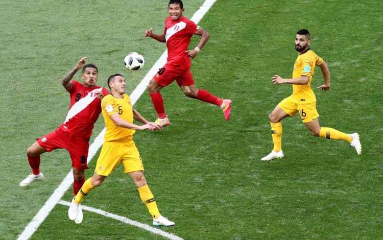 Pemain Peru Jose Paolo Guerrero dna pemain Australi Mark Milligan berduel dalam pertandingan Grup C Piala Dunia 2018 di Stadion Fisht, Sochi, Russa, 26 Juni 2018. Australia dan Peru kini saling berhadapan memperebutkan satu tiket putaran final Piala Dunia 2022 pada Senin 13 Juni 2022