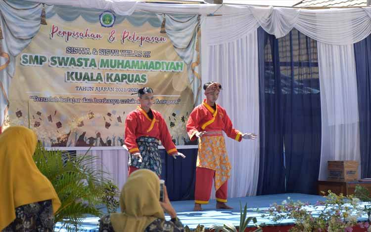 Atlet bela diri pencak silat tapak suci yang akan mewakili Kabupaten Kapuas di tingkat provinsi menampilkan aktraksinya pada kegiatan pelepasan dan perpisahan kelas IX SMP Muhammadiyah Kuala Kapuas