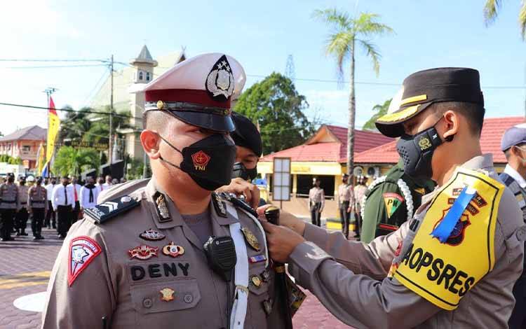 Kapolres Kobar AKBP Bayu Wicaksono menyematkan pita tanda Operasi Patuh Telabang 2022.