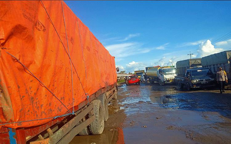 Truk Fuso Muatan Kayu log lolos dan satu persatu kendaraan bisa melintas.