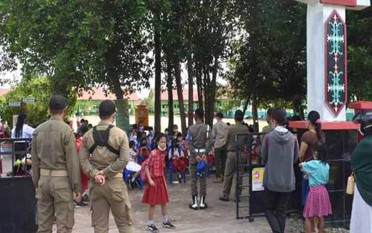 Puluhan personel Satpol PP mendatangi SDN 4 Katingan Hilir setelah menerima informasi adanya percobaan penculikan anak di bawah umur