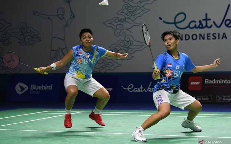 Ilustrasi - Pebulu tangkis ganda putri Indonesia Apriyani Rahayu (kiri) dan Siti Fadia Silva Ramadhanti bersiap mengembalikan kok ke arah ganda putri China Zhang Shu Xian/Zheng Yu dalam babak 16 besar Indonesia Open 2022 di Istora Senayan, Jakarta, Kamis (16/6/2022). . ANTARA FOTO/Sigid Kurniawan/hp. (ANTARA FOTO/SIGID KURNIAWAN)