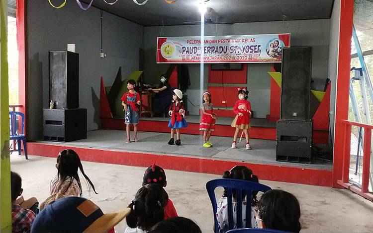 Anak-anak kelas B TK Santo Yosef menampilakn?Tari Manasai.