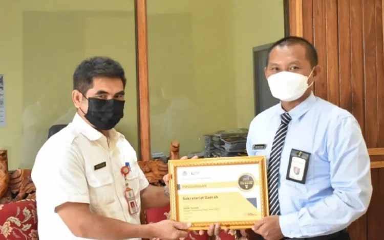 Setda Lamandau diwakili Asisten Ekonomi dan Pembangaunan, Ray Paskan (kiri) saat menerima penghargaan dari KPP Pratama Pangkalan Bun
