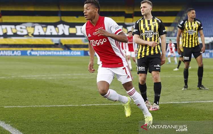 Penyerang Ajax David Neres merayakan golnya yang mengunci kemenangan atas Vitesse Arnhem dalam laga final Piala KNVB Beker di Stadion De Kuip, Rotterdam, Belanda, Minggu (18/4/2021) waktu setempat. (ANTARA/REUTERS/SIPA USA/PRO SHOTS)