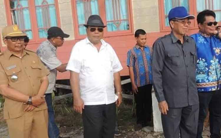 Anggota DPRD Kalteng, Lohing Simon saat melaksanakan reses