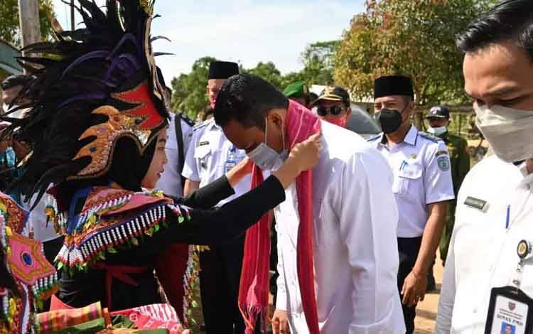 Bupati Lamandau, Hendra Lesmana beserta tim penilai lomba desa dan kelurahan disambut oleh warga Desa Mekar Mulya