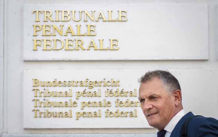 Mantan sekretaris jenderal FIFA Jerome Valcke setelah sidang pembuka kasus korupsi presiden PSG Nasser Al-Khelaifi dan Valcke di Bellinzona, Swiss selatan pada 14 September 2020