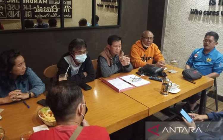 Ketua Komite Pemilihan M Rizal (ketiga kanan) didampingi Komite Banding KLB Asprov PSSI Kalteng menyampaikan nama-nama yang bakal bersaing di kongres saat jumpa pers di Palangka Raya, Kamis (23/6/2022) malam