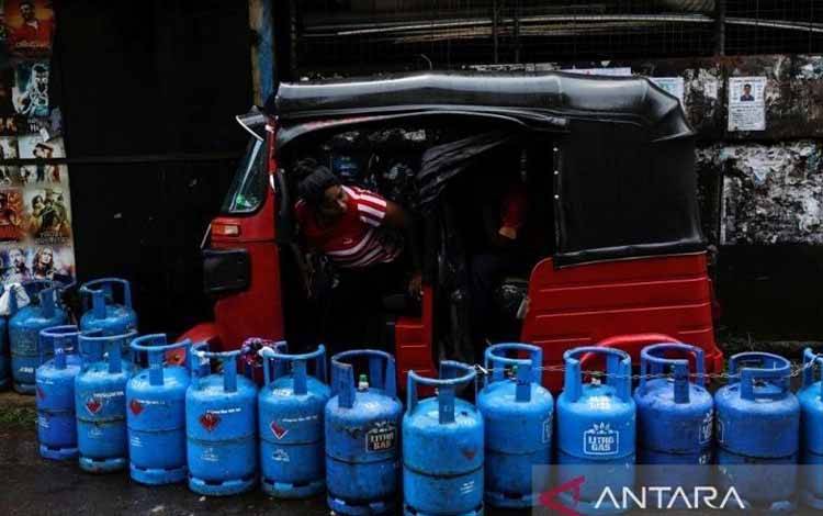 Arsip - Seorang wanita menunggu di dalam bajaj di dekat antrean untuk membeli gas elpiji dari distributor, di tengah krisis ekonomi negara itu, di Kolombo, Sri Lanka, 23 Mei 2022 (ANTARA/Reuters/Dinuka Liyanawatte/as)