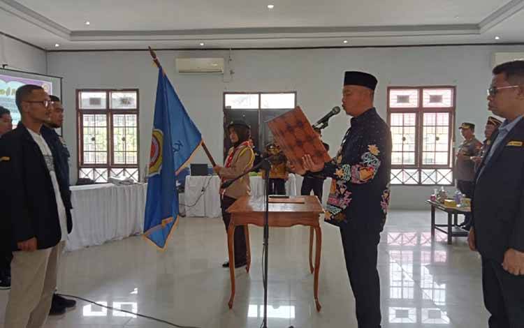 Bupati Sukamara, Windu Subagio saat melantik pengurus Karang Taruna Kabupaten Sukamara periode 2022-2027.