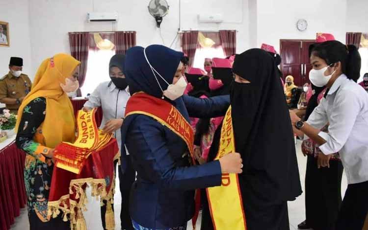 Bunda PAUD Kabupaten Lamandau Rusdianti Hendra Lesmana memberikan selendang kepada Bunda Paud Desa Kujan, Kecamatan Bulik.