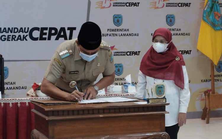 Bupati Lamandau Hendra Lesmana teken MoU antara Pemerintah Kabupaten Lamandau dengan Kantor Pajak Pratama Pangkalan Bun.