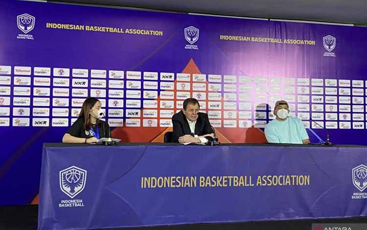 Pelatih kepala tim nasional bola basket Indonesia Rajko Toroman (tengah) memberikan keterangan pers usai Indonesia kalah oleh Arab Saudi dalam lanjutan laga Kualifikasi Piala Dunia FIBA 2023 di Istora Gelora Bung Karno, Jakarta, Jumat (1/7/2022). (ANTARA/Shofi Ayudiana)