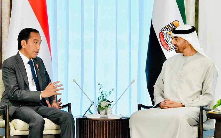 Presiden RI Joko Widodo (kiri) berbincang dengan Presiden Uni Emirat Arab (UAE) Sheikh Mohamed bin Zayed bin Sultan Al Nahyan saat menyaksikan langsung pertukaran dokumen Kesepakatan Kemitraan Ekonomi Komprehensif Indonesia-UAE (IUAE-CEPA) di Istana Al Shatie, Abu Dhabi, UAE, Jumat (1/7/2022). (ANTARA/HO-Biro Pers Sekretariat Presiden)