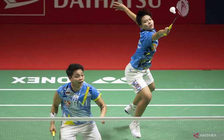 Arsip foto - Pebulu tangkis ganda putri Indonesia Siti Fadia Silva Ramadhanti (kanan) dan Apriyani Rahayu (kiri) mengembalikan kok ke arah pebulu tangkis ganda putri China Chen Qing Chen dan Jia Yi Fan pada babak final Daihatsu Indonesia Masters 2022 di Istora Senayan, Jakarta, Minggu (12/6/2022). Apriyani/Fadia gagal menjadi juara setelah kalah dua gim langsung 18-21, 12-21. ANTARA FOTO/Muhammad Adimaja/aww.