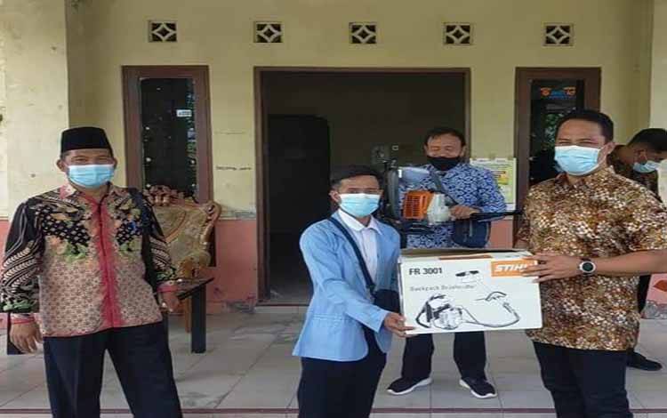 Bupati Lamandau Hendra Lesmana menyerahkan bantuan kepada pengurus Himpunan Mahasiswa Lamandau