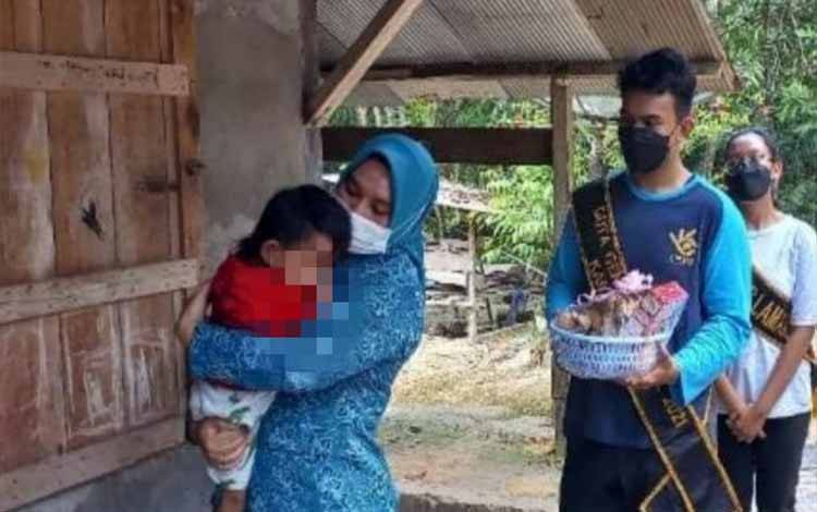 Ketua TP PKK Kabupaten Lamandau Rusdiyanti Hendra Lesmana menggendong salah satu balita saat melaksanakan kegiatan Gerakan Berkunjung ke Keluarga (Gerebek) Stunting dan Bumil sekaligus memberikan makanan tambahan