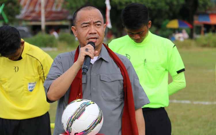 Bupati Seruyan Yulhaidir memberikan arahan saat membuka turnamen sepak bola Piala Pemuda di Telaga Pulang