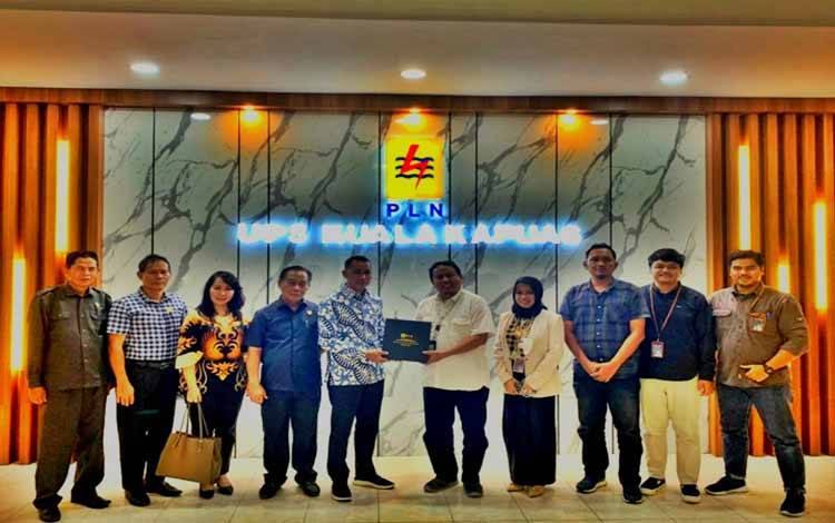 Ketua Komisi II DPRD Kalteng, Achmad Rasyid bersama anggota lainnya saat melaksanakan kunjungan kerja ke PT PLN Persero UP3 Kuala Kapuas. (poto: istimewa)