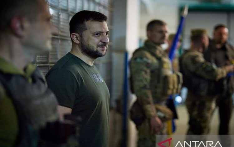 Presiden Ukraina Volodymyr Zelenskyy mengunjungi basis pasukan Ukraina, saat serangan Rusia di Ukraina berlanjut, di Soledar, di wilayah Donetsk, Ukraina, 5 Juni 2022