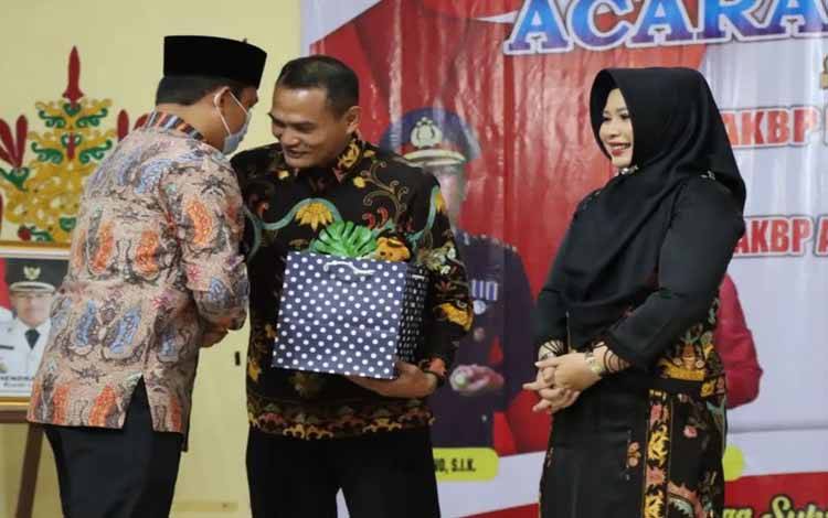 Bupati Lamandau Hendra Lesmana menyerahkan cinderamata kepada Kapolres Lama AKBP Arif Budi Purnomo