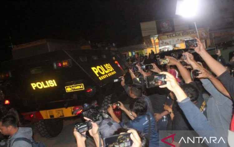 Mobil barracuda ditarik dari Pondok Pesantren (Ponpes) Shiddiqiyah saat upaya penangkapan Moch Subchi Azal Tsani (MSAT) di Kecamatan Ploso, Jombang, Jawa Timur, Kamis (7/7/2022) malam. ANTARA/Syaiful Arif
