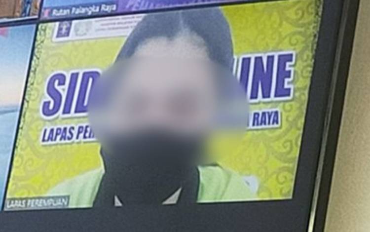 Terdakwa saat menjalani sidang virtual di Pengadilan Negeri Palangka Raya. (FOTO: APRIANDO)