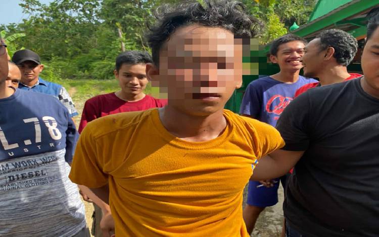 Pelaku pencurian, PAW alias Barap (17), di salah satu warung pengisian galon DION di Jalan Simpang Wonorejo, Kelurahan Melayu, Kecamatan Teweh Tengah, Kabupaten Barito Utara saat diamankan Unit Opsnal Satreskrim Polres Barito Utara, Jumat 8 Juli 2022. (foto: Dhani)