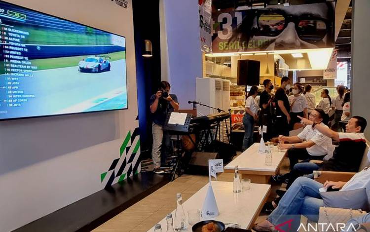Ketua Umum Ikatan Motor Indonesia (IMI) yang juga Ketua MPR RI Bambang Soesatyo menunjuk mobil yang sedang berlaga di 6 Hours of Monza, di Sirkuit Monza, Italia, Minggu (10/7/2022). ANTARA/Bayu Kuncahyo
