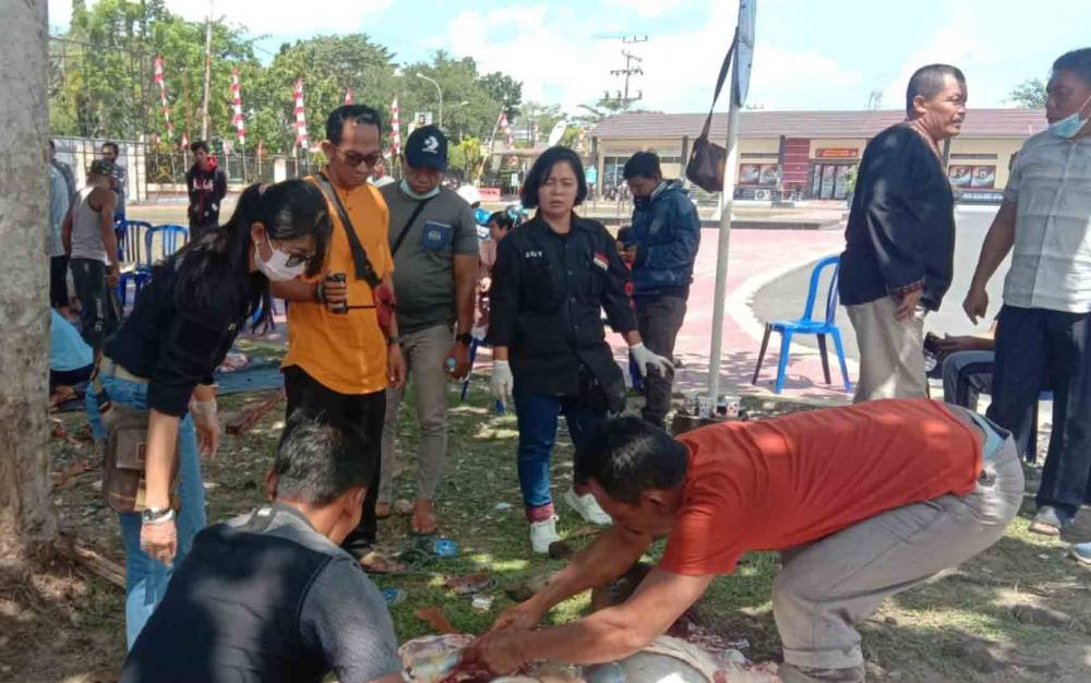 Petugas Distan Kapuas saat periksa kesehatan hewan kurban dan imbau warga perhatikan ini sebelum konsumsi daging. (FOTO: DISTAN KAPUAS)