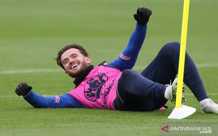 Pemain Inggris Ben Chilwell saat latihan untuk pertandingan Euro 2020 di pusat pelatihan timnas Inggris di Tottenham Hotspur Training Centre, London, Minggu (21/6/2021) (ANTARA/REUTERS/CARL RECINE)