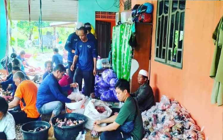 Panitia kurban RSUD Kapuas saat pemotongan dan daging akan dibagikan kepada warga yang berhak. (FOTO: IST)