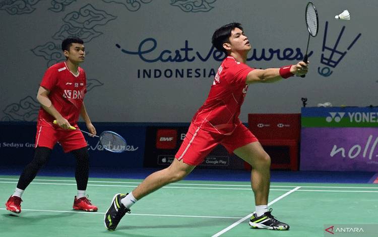 Foto arsip - Pebulu tangkis ganda putra Indonesia Daniel Marthin (kanan) dan Leo Rolly Carnando mengembalikan kok ke arah pebulu tangkis Prancis Fabien Delrue/William Villeger dalam babak 32 besar Indonesia Open 2022 di Istora Senayan, Jakarta, Selasa (14/6/2022). ANTARA FOTO/Sigid Kurniawan/wsj. (ANTARA FOTO/SIGID KURNIAWAN)