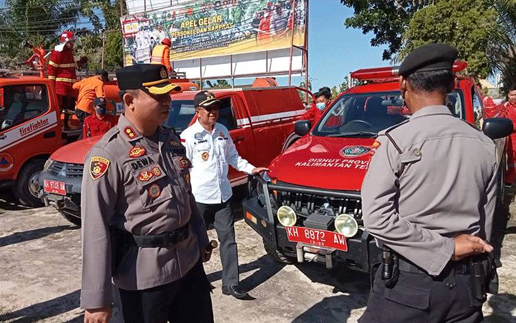 Wakil Bupati Sukamara, H Ahmadi memantau sarana prasarana pada Apel Gelar Pasukan dalam rangka rangka antisipasi bencana banjir dan karhutla, Jumat 15 Juli 2022. (FOTO: NORHASANAH)