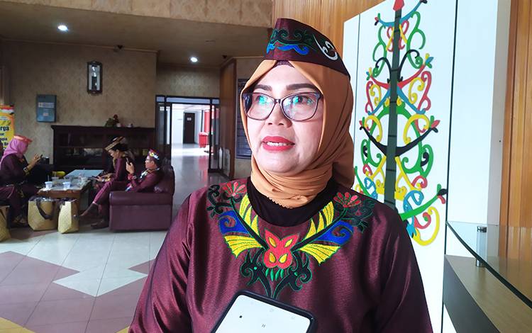 Wakil Ketua I Komisi C DPRD Kota Palangka Raya, Ruselita saat diwawancarai terkait Satgas PMK. (FOTO: HENDRI)